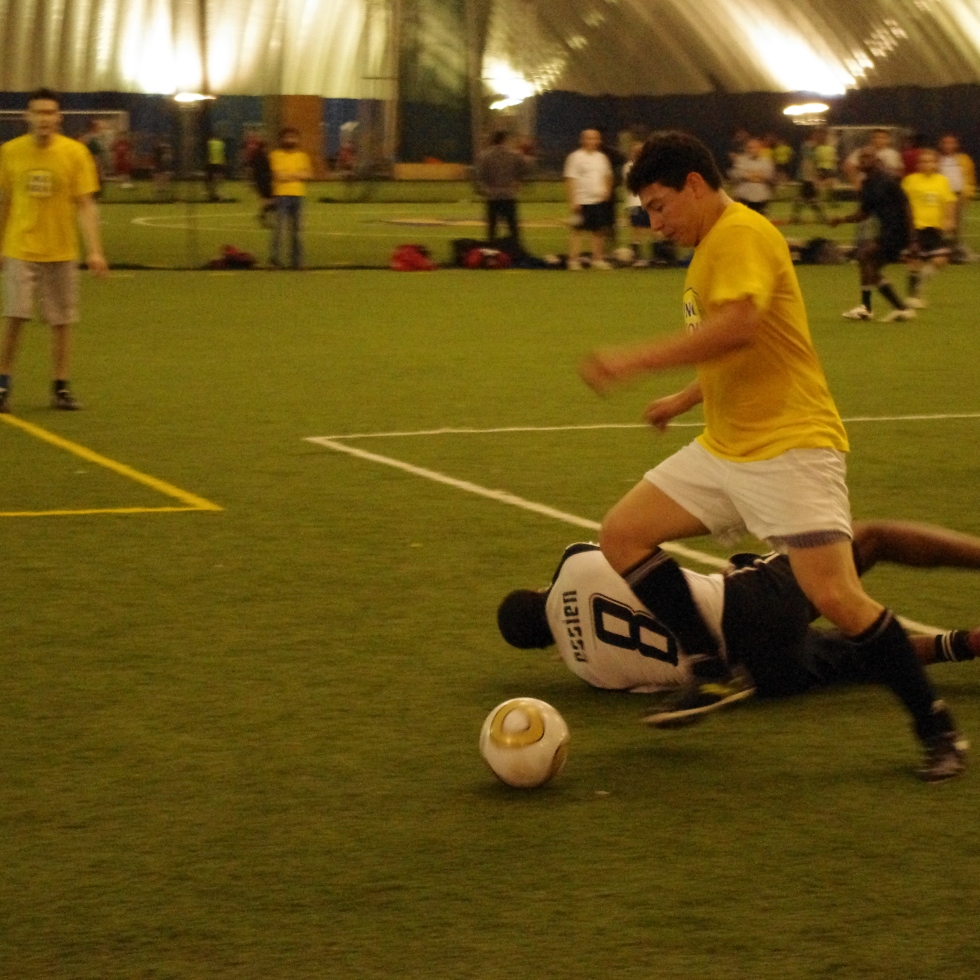 Action from the 2011 Final between Inca Kola Bros and Nutmeg FC